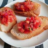 トマトとバジルのバゲットのせ