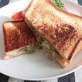 とろろ昆布とチーズのホットサンド