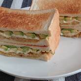 カレーオニオンとアボカドのサンド