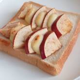 リンゴとカマンベールチーズのトースト