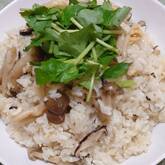 ボリューム感あり！　油揚げ入り混ぜ込みキノコご飯