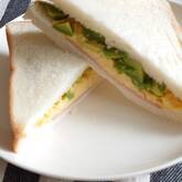 卵とアボカドのサンドイッチ