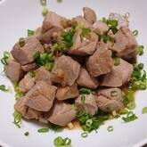 ゆでマグロのたっぷり香味ダレ