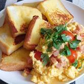 フレンチトーストとトマトスクランブルエッグ