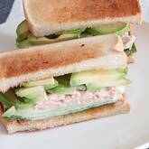 アボカドとツナとキュウリのサンドイッチ