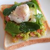 アボカドディップと温泉卵のトースト