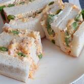 スナップエンドウとスクランブルエッグのサンドイッチ