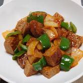 ハンバーグとピーマンのケチャップ炒め