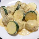 ミートボールのカレー風味チーズクリームソース