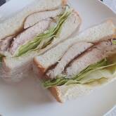 チキンのローズマリーソテーのサンドイッチ