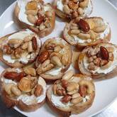 ハニーナッツとクリームチーズバゲットのせ