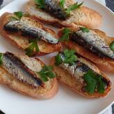 オイルサーディンのせバゲット