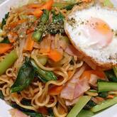 目玉焼きのせ焼きそば