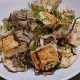 豆腐とキノコのカリカリ炒め