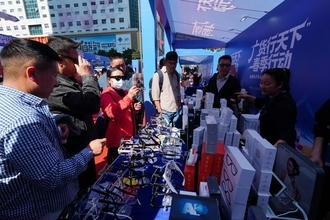 深圳の電気街、外国人が「ハイテク爆買い」　AIグラス販売倍増