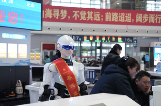 中国「春運」に“人型ロボット”初投入　駅で案内・安全呼びかけを担う