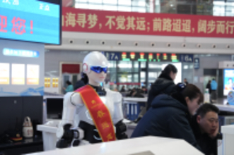 中国「春運」に“人型ロボット”初投入　駅で案内・安全呼びかけを担う