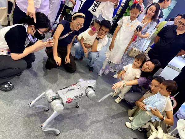 中国AI、「画面の外」へ　春晩ロボットが示す“スマート経済”時代の幕開け