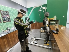 求人数5倍！人型ロボットに「手取り足取り」教える仕事、中国で需要急拡大