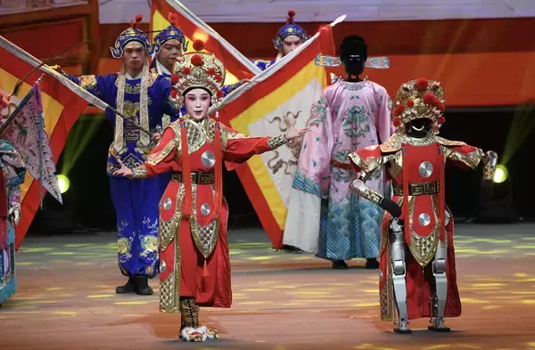 ロボットが新春を彩る　山東省で“テック×伝統”の春節ショー