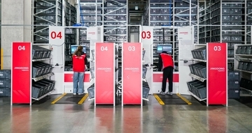 ユニクロ、中国・京東物流と世界物流網を強化　AI・ロボットも活用