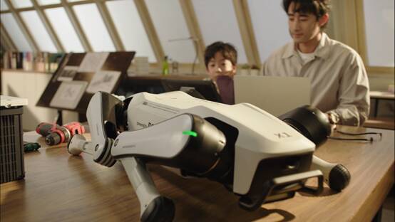 “走る・運ぶ・対話する” 家庭用ロボット犬、中国DOBOTが16万円で発売