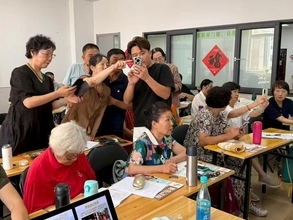 定年後は生成AIや動画編集を学ぶ　中国「シニア大学」でハイテク講座が人気