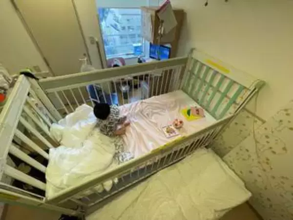 子どもに２４時間付きっきりで食べられない、眠れない　過酷な病児の「付き添い入院」、保護者は「心身ともに限界」、国は支援に乗り出したが…