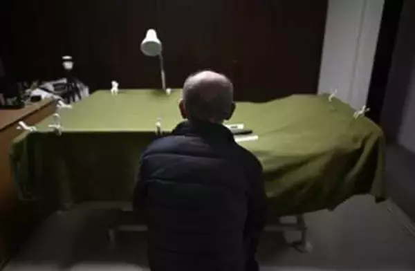 過酷な介護を４０年、「助けてくれ」言えずに認知症の男性が迎えた結末　「今でも、妻を、愛してる」法廷ですすり泣き、笑顔で寄り添う写真を手に願うのは…