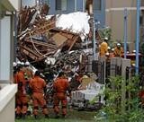 「高さ５メートルの土台が崩れ、一戸建てが全壊。原因は「擁壁」の老朽化。亀裂への対応間に合わず、危険は各地に」の画像1