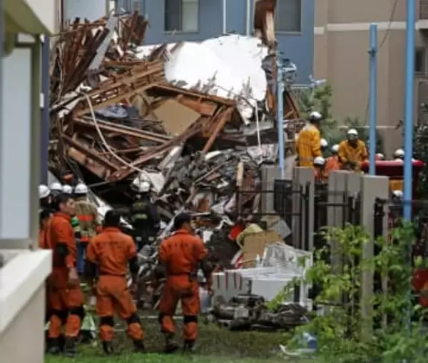 高さ５メートルの土台が崩れ、一戸建てが全壊。原因は「擁壁」の老朽化。亀裂への対応間に合わず、危険は各地に