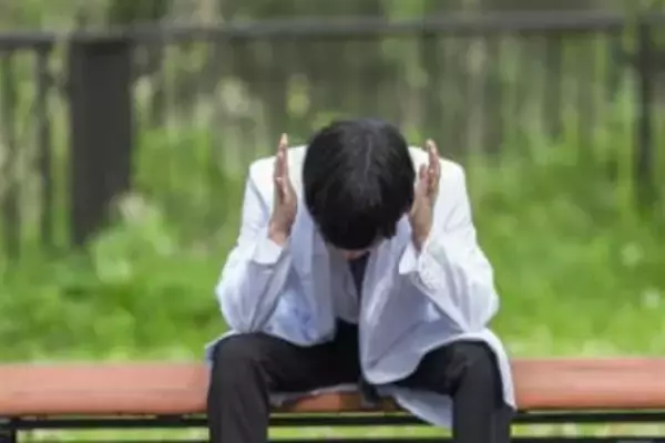 「人生破壊された」幼なじみとの４０数年ぶりの再会から始まった暗転　７億円の賠償求めた美容整形外科医　食い違う証言、判決が注目したのは「手書きのメモ」