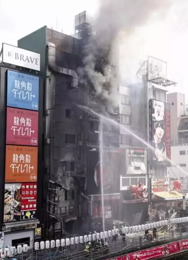 たばこのポイ捨てが、なぜこんな大惨事に…消防隊２人死亡の道頓堀ビル火災は「想定しがたい経過だった」　 全容判明、原因は大阪の「象徴」にあった　
