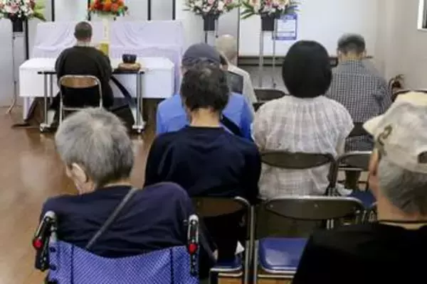 孤独な高齢者「死に尊厳を」、日雇い労働者の街・釜ケ崎に「見送りの会」　「あの世でも私たちとのつながりを忘れないで」会費はたった月１００円、１４年以上活動