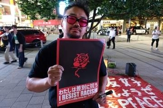 新宿駅東南口にいつもいるナベクラさん「爆発的なムーブメント起こしてます」と自信たっぷりな、その正体とは…　 反差別の実験空間で広がる輪「ポイントは、マジでずっとここにいること」【ヘイトスピーチ解消法１０年】