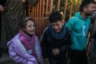 「試験問題で涙」灘中入試に出題されたパレスチナの詩は政治的にかたよっている？　原作者が語る「足が証言する」の意味、正解の先にある背景は…