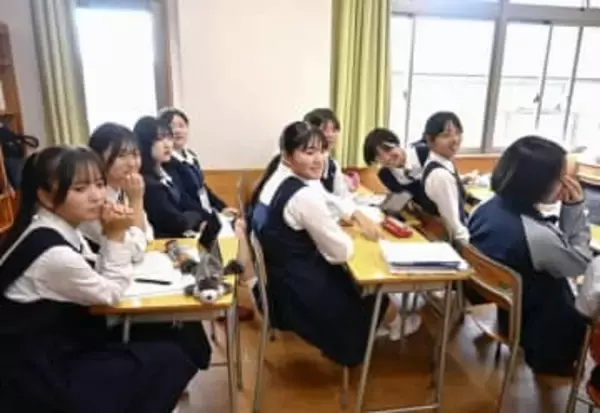 豊臣秀吉は侵略者？日韓の高校生が歴史認識のギャップに直面　「うらみはしない」戦争中に多数死亡の事故現場で共に花たむける