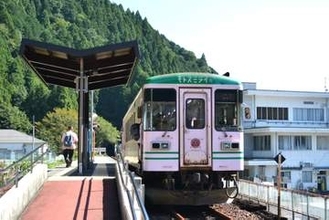 橋から見下ろす渓谷美　樽見鉄道にエール