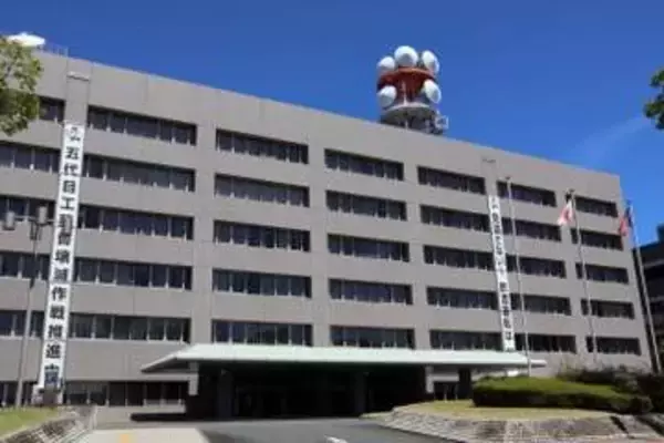 幼い娘２人を殺し、起訴された母は、ＤＶから逃れた先の母子施設で“加害者”と３年隠れ同居していた　離れられなかった理由と、事件との関係は…