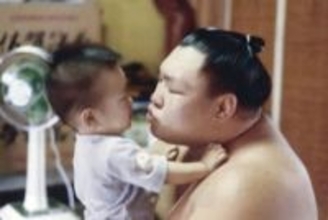 ２１歳の夏、母に電話「ほんまに横綱になったんや」　北の湖没後１０年、刻まれた碑の言葉に詰まったもの