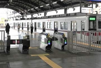 昭和の集改札ボックスはいまだ健在　自動改札になった東武・大師前駅