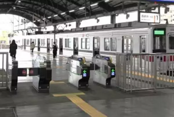 昭和の集改札ボックスはいまだ健在　自動改札になった東武・大師前駅