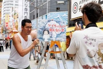 ドローンショーや路上紙芝居で伝えるのは８１年前の戦争の記憶 　手を替え品を替え、多様な企画で「関心のない人に届けたい」