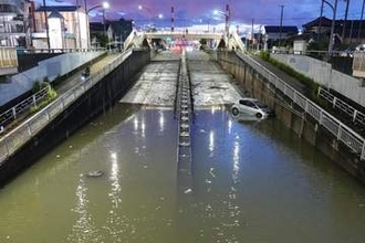 「だめ！」叫び声は届かず、車は冠水した道路へと沈んでいった。千葉豪雨の日、夫婦を救助した男性が語る一部始終　排水が追い付かない都市型災害、想定外の死者も