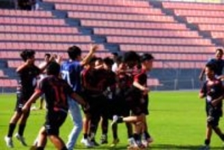 サッカーボール追う子どもの瞳に「平和の意義」感じた　タイと国境紛争続くカンボジア、日本の学生が２都市で大会開く
