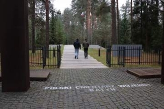 埋められた２万人の将校らの遺体、ただ一人の女性飛行士はなぜ空を目指し、虐殺されたのか　ノンフィクション作家・小林文乃さんが迫る「カティンの森事件」の謎