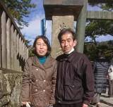 「目ざめたら妻の姿は消えていた…失踪から２年、後悔尽きぬ夫は今日もポスターを張り続ける　「１％」の珍しい認知症、捜索に立ちはだかる「制度の壁」」の画像1