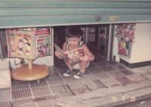 本を買うことが非日常のイベントに「お客がいなくなればやめるのが商売」　創業６８年の駅前書店、２代目が下した決断