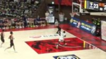 豪快！202センチの体躯が宙を舞う　帝京長岡の1年生留学生の豪快ダンクにアリーナどよめき