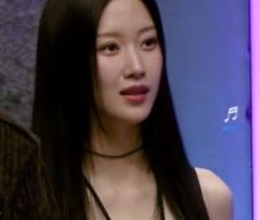 「網タイツまぶしい」「脚キレイすぎ」大人気女優、スタイルの良さが際立つミニスカート＆網タイツ姿に絶賛の声